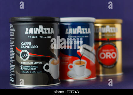 TURIN, Italien - 2. Mai 2019: Lavazza Kaffee Glas auf dem violetten Hintergrund. Andere Art und Geschmack von Lavazza Kaffee in Paket, TURIN, ITALIEN. Eine illust Stockfoto