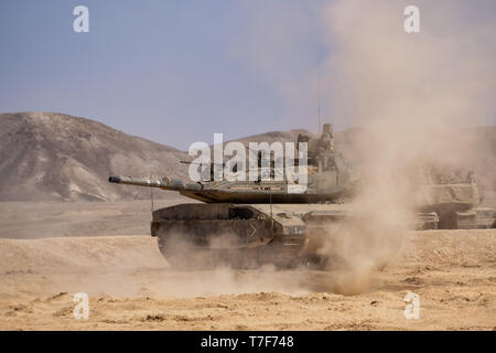 Southern District, Israel - 10 April, 2019: Panzer der israelischen Streitkräfte in der Wüste, der an einem sonnigen Tag. Stockfoto