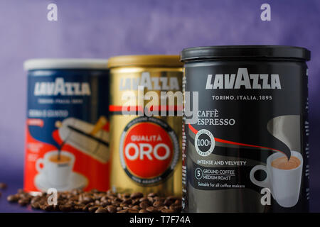 TURIN, Italien - 2. Mai 2019: Lavazza Kaffee Glas auf dem violetten Hintergrund. Andere Art und Geschmack von Lavazza Kaffee in Paket, TURIN, ITALIEN. Eine illust Stockfoto