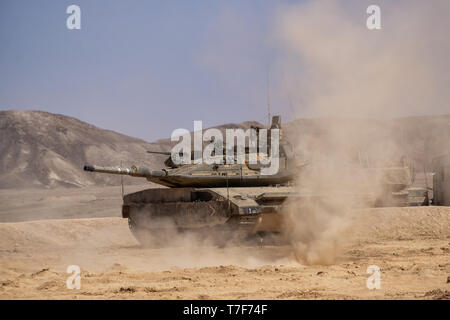 Southern District, Israel - 10 April, 2019: Panzer der israelischen Streitkräfte in der Wüste, der an einem sonnigen Tag. Stockfoto