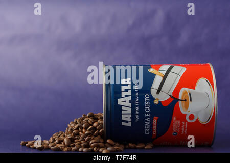 TURIN, Italien - 2. Mai 2019: Lavazza Kaffee Glas auf dem violetten Hintergrund. Andere Art und Geschmack von Lavazza Kaffee in Paket, TURIN, ITALIEN. Eine illust Stockfoto