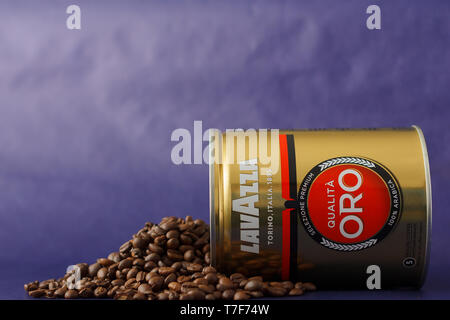 TURIN, Italien - 2. Mai 2019: Lavazza Kaffee Glas auf dem violetten Hintergrund. Andere Art und Geschmack von Lavazza Kaffee in Paket, TURIN, ITALIEN. Eine illust Stockfoto