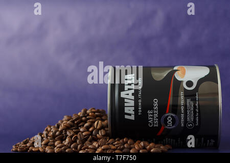 TURIN, Italien - 2. Mai 2019: Lavazza Kaffee Glas auf dem violetten Hintergrund. Andere Art und Geschmack von Lavazza Kaffee in Paket, TURIN, ITALIEN. Eine illust Stockfoto