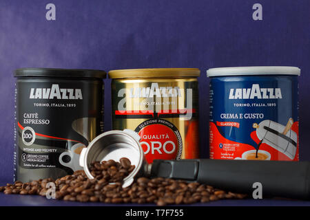 TURIN, Italien - 2. Mai 2019: Lavazza Kaffee Glas auf dem violetten Hintergrund. Andere Art und Geschmack von Lavazza Kaffee im Paket mit Stampfer, TURIN, ITAL Stockfoto