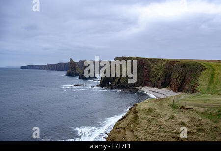 Blick auf Duncansby Stapeln in Caithness, Schottland Stockfoto