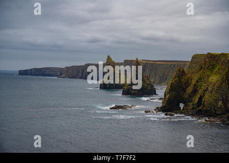 Blick auf Duncansby Stapeln in Caithness, Schottland Stockfoto