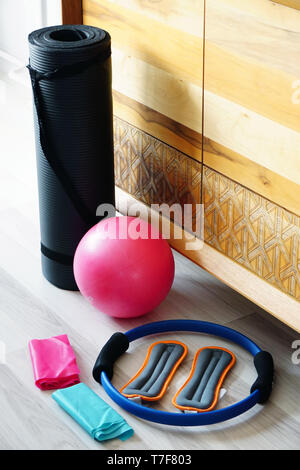 Pilates mit mat stretch Kugel auf Holz- Hintergrund Stockfoto