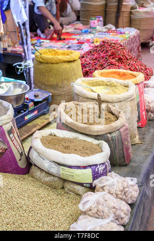 Säcke von Gewürzen und Chillis auf einem Stand in der Markthalle in Shahpura, einer Stadt in Dindori Bezirk der zentralen indischen Bundesstaat Madhya Pradesh Stockfoto