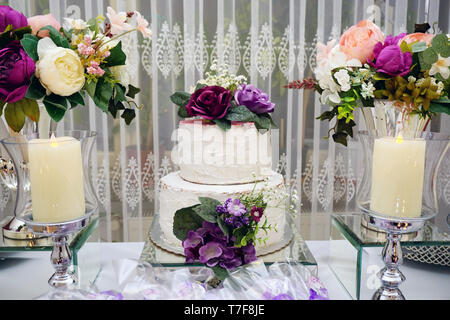 Engagement catering Konzept mit Ornamenten Kerzen Kuchen und Schokolade Stockfoto