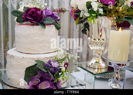 Engagement catering Konzept mit Ornamenten Kerzen Kuchen und Schokolade Stockfoto
