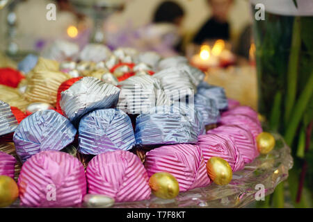 Engagement catering Konzept mit Ornamenten Kerzen Kuchen und Schokolade Stockfoto
