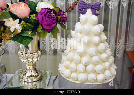 Engagement catering Konzept mit Ornamenten Kerzen Kuchen und Schokolade Stockfoto