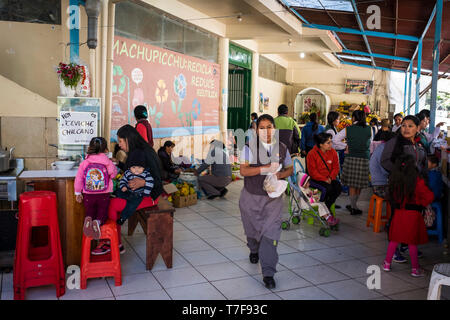 Restaurants im Lebensmittelmarkt von Machu Picchu Pueblo (auch bekannt als Aguas Calientes) in Peru Stockfoto