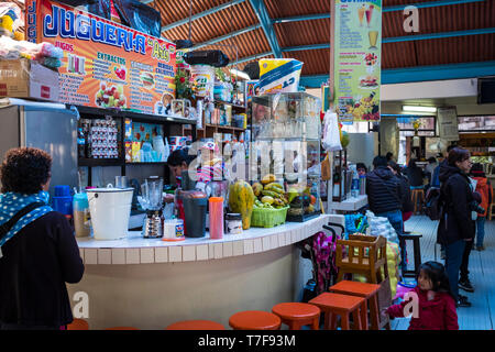 Restaurants im Lebensmittelmarkt von Machu Picchu Pueblo (auch bekannt als Aguas Calientes) in Peru Stockfoto