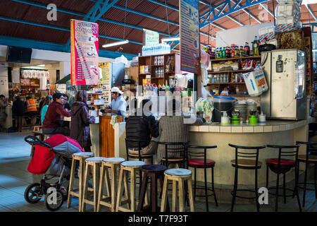 Restaurants im Lebensmittelmarkt von Machu Picchu Pueblo (auch bekannt als Aguas Calientes) in Peru Stockfoto