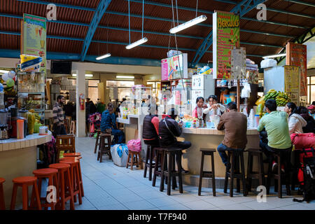 Restaurants im Lebensmittelmarkt von Machu Picchu Pueblo (auch bekannt als Aguas Calientes) in Peru Stockfoto