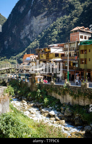 Malerische Aussicht von Aguas Calientes Fluss und Machupicchu Puebo (auch als Aguas Calientes bekannt) in Peru Stockfoto