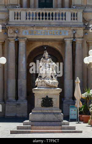 Malta, Malta, Valletta, Queen Victoria Statue vor der Nationalen Bibliothek Stockfoto