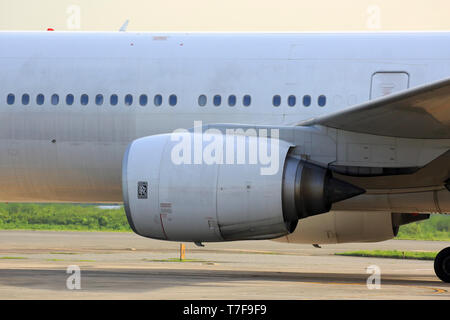 Rolls Royce Motor auf einem globalen Boeing 777-300ER Flugzeuge fliegen auf Hazrat Shahjalal Hazrat Shahjalal International Airport in Dhaka, Bangladesh. Stockfoto