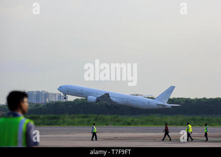 Vordere Teil einer globalen Boeing 777-300ER Flugzeuge fliegen direkt nach dem Start von Hazrat Shahjalal Hazrat Shahjalal International Airport in Dhaka Bangla Stockfoto