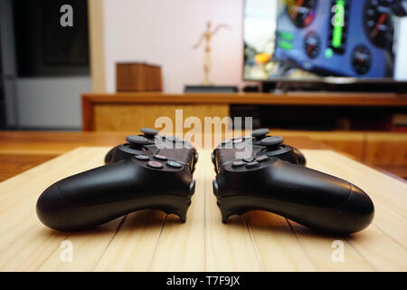 22.03.2019 Eskisehir, Türkei. Zwei PS4 Gamepads auf hölzernen Hintergrund Nähe zu sehen. Stockfoto