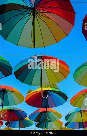 Regenbogenfarbenen Sonnenschirmen hingen am Himmel Bild vertikal Stockfoto