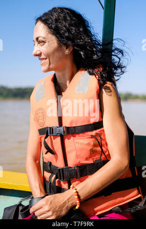 Weißer junge Frau das Tragen einer Schwimmweste genießen den Ausflug mit dem Boot auf dem Fluss Madre de Dios Fluß, Amazonas, Peru Stockfoto