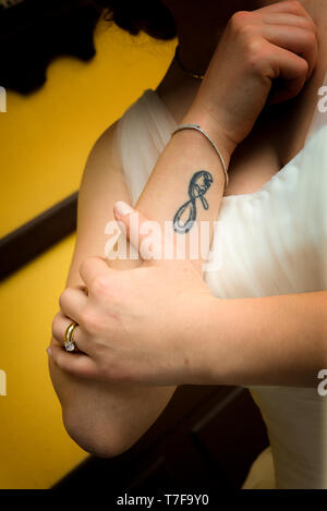 Infınity Tattoo auf dem Arm der Braut zu sehen, in der Nähe zu sein Stockfoto