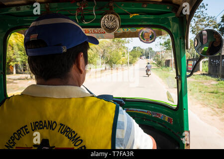 In einem mototaxi oder Tuc Tuc durch Puerto Maldonado, peruanische Amazonasbecken, Peru Stockfoto