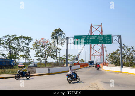 Interozeanischen Highway durch Billinghurst Brücke oder Continental Brücke über den Madre de Dios Fluß im Amazonasbecken, Puerto Maldonado, Peru Stockfoto