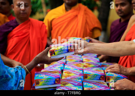 Mönche bei Dharmarajik buddhistischen Vihara in Dhaka Sabujbagh wurden die Verteilung von iftar unter den Armen täglich für sieben Jahre während des Ramadan, die Ar Stockfoto