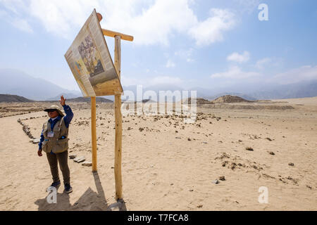 Führung durch die archäologische Stätte der Heiligen Stadt von Caral in Barranca Provinz, Region Lima, Peru Stockfoto