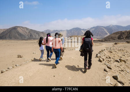 Führung durch die archäologische Stätte der Heiligen Stadt von Caral in Barranca Provinz, Region Lima, Peru Stockfoto