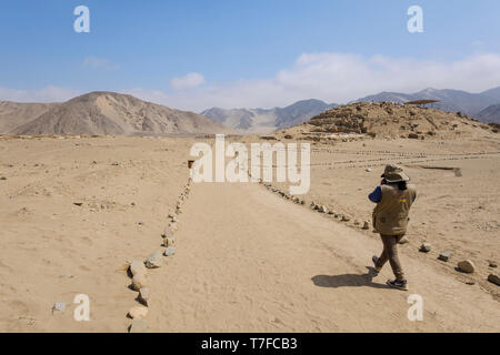 Führung durch die archäologische Stätte der Heiligen Stadt von Caral in Barranca Provinz, Region Lima, Peru Stockfoto