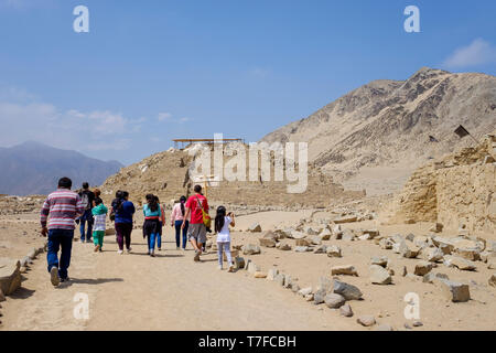 Führung durch die archäologische Stätte der Heiligen Stadt von Caral in Barranca Provinz, Region Lima, Peru Stockfoto