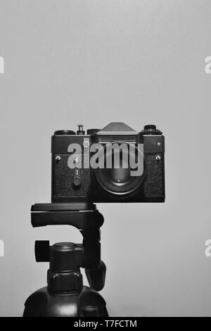 35-mm-SLR-Kamera auf dem Stativ Stockfoto