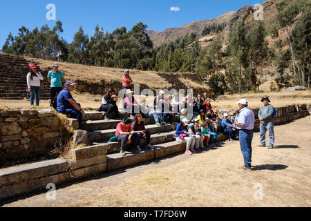 Geführte Tour auf dem Hauptplatz der archäologischen Stätte von Chavin de Huantar in Peru Stockfoto