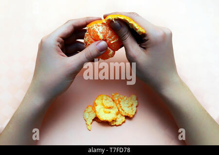 Mandarin Peeling in der hand Nähe zu sehen. Stockfoto