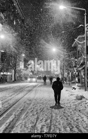 30 Dezember 2014, Eskisehir, Türkei Schnee Szenen aus der Türkei Eskisehir in einer verschneiten Nacht Stockfoto