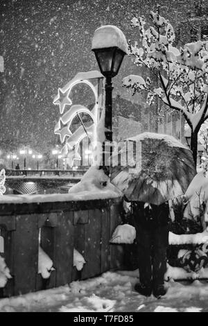 30 Dezember 2014, Eskisehir, Türkei Schnee Szenen aus der Türkei Eskisehir in einer verschneiten Nacht Stockfoto