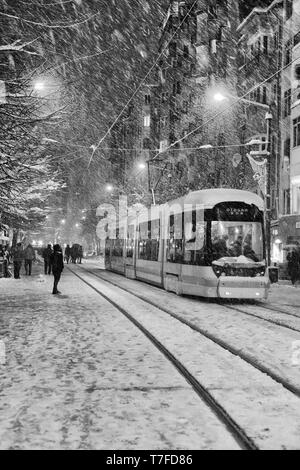 30 Dezember 2014, Eskisehir, Türkei Schnee Szenen aus der Türkei Eskisehir in einer verschneiten Nacht Stockfoto