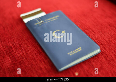 Türkische blauen Pass auf roter Leinwand Hintergrund Stockfoto