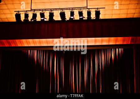 Bühnenscheinwerfer und roten Vorhang im Theater Stockfoto