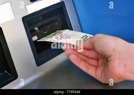 Einfügen von Türkische Lira in den Kiosk mit der Hand Nähe zu sehen. Stockfoto