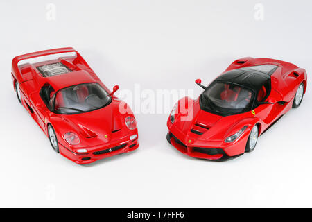 Vom 7. Dezember 2016, Eskisehir, Türkei. Sortierte diecast Modellautos auf weißem Hintergrund isoliert Stockfoto