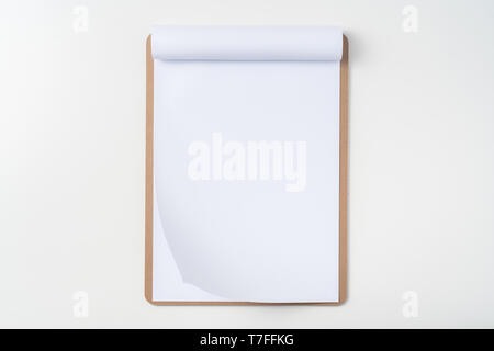 Designkonzept - Blick von oben auf die weißen A4-Papier umgedreht auf braun Zwischenablage auf weißen Hintergrund für Mockup isoliert. echte Fotos und nicht für 3D-Rendering Stockfoto