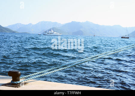 Poller Seilschaft auf dem Dock Nahaufnahme gebunden Stockfoto