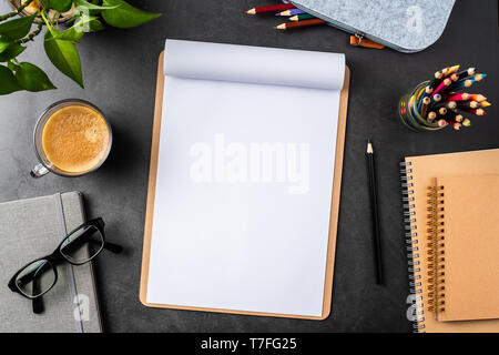 Designkonzept - Ansicht von oben kopieren Raum mit A4-Papier, Topfpflanze, Gläser, Kaffee, Bleistift auf schwarzen Hintergrund für mockup. echte Fotos und nicht für 3D-Rendering Stockfoto