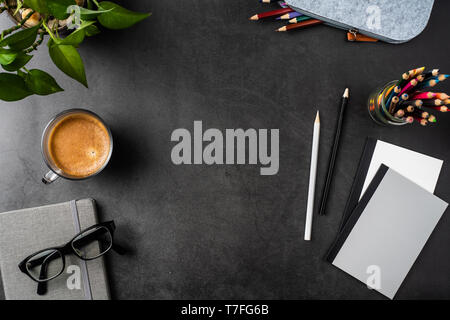 Designkonzept - Ansicht von oben kopieren Raum mit Topfpflanzen, Gläser, Kaffee, Bleistift auf schwarzen Hintergrund für mockup. echte Fotos und nicht für 3D-Rendering Stockfoto