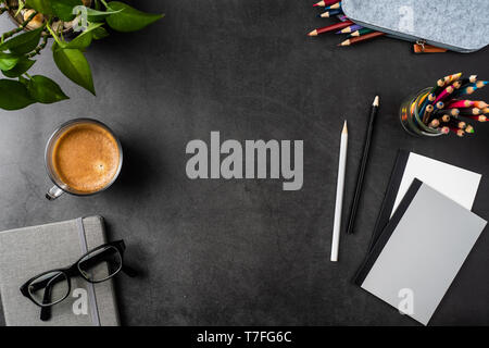 Designkonzept - Ansicht von oben kopieren Raum mit Topfpflanzen, Gläser, Kaffee, Bleistift auf schwarzen Hintergrund für mockup. echte Fotos und nicht für 3D-Rendering Stockfoto